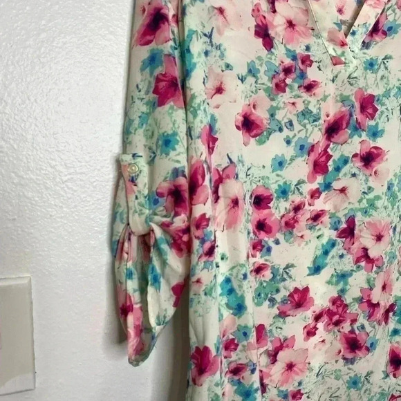 Decree Floral Tab Sleeve Top - Picture 3 of 7